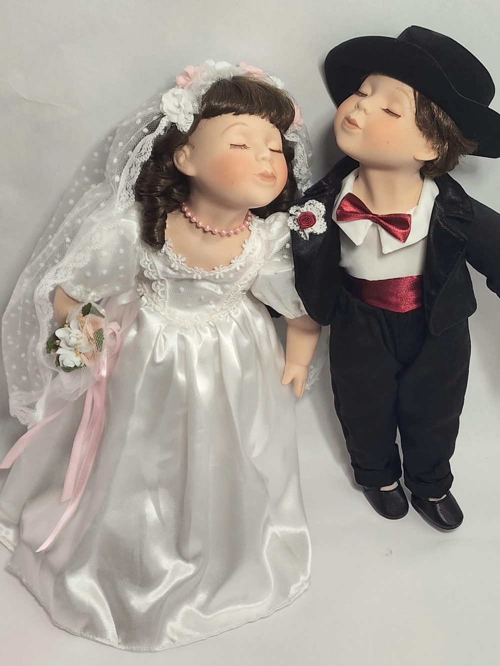 Geppeddo Porcelain Bride and Groom Kissing Dolls 14" Tall Vintage